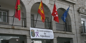 Imagen de la noticia El lazo morado preside el Ayuntamiento de Alpedrete