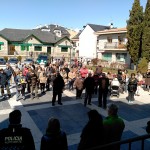 Ciudanos de Alpedrete guardando un minuto de silencio en la Plaza de la Villa por los atentados de Bruselas