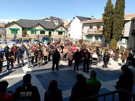 Ciudanos de Alpedrete guardando un minuto de silencio en la Plaza de la Villa por los atentados de Bruselas