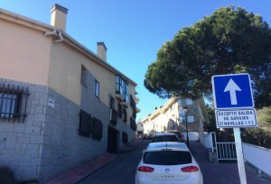 Señal de diercción unica en la calle Navillas esquina con avenida de los Canteros