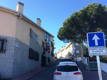 Señal de diercción unica en la calle Navillas esquina con avenida de los Canteros