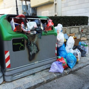 Contenedor quemado lleno de basura