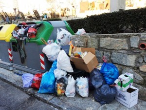 Ciontenedor quemado lleno de basura