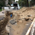 Zanja en la calle y colector nuevo de agua