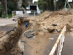 Zanja en la calle y colector nuevo de agua