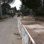 Calle parcialmente cortada por obras