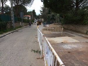 Calle parcialmente cortada por obras