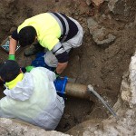 Obreros reparando colector de agua