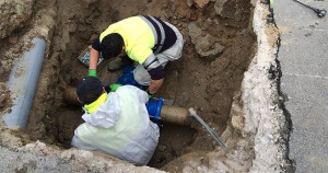 Obreros reparando colector de agua