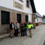Miembros del Ayuntamiento de Alpedrete y de Renfe en la estación de cercanía de Matespesa-Alpedrete