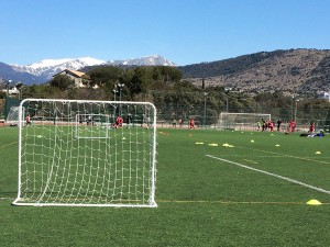 Portería de mini fúltbol mirando a la montaña nevada