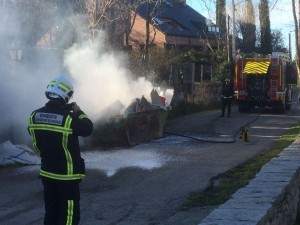 Contenedor ardiendo en la calle Zarzales