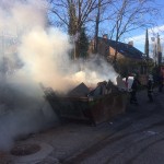 Contenedor de obra ardiendo en la calle Zarzales