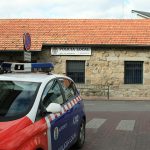 Coche de la policìa local de Alpedrete aparcado frente a la comisaría