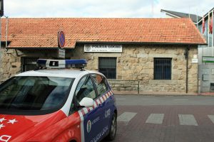 Coche de la policìa local de Alpedrete aparcado frente a la comisaría
