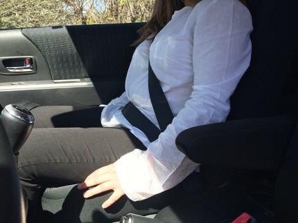 Persona en el coche con el cinturón de seguridad puesto