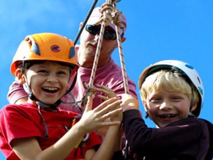 Niños en tirolina