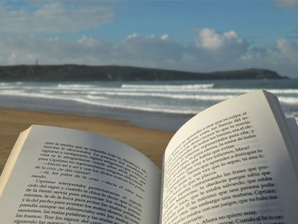 libro en la playa