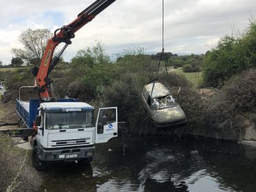 Sacado un coche de una cantera de la Dehesa Municipal Imagen de la noticia Sacado un coche de una cantera de la Dehesa Municipal