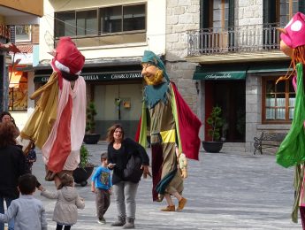 Imagen de la noticia Mayores y pequeños. Gigantes y cabezudos