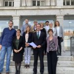 Miembros de la corporación municipal frente al consistorio