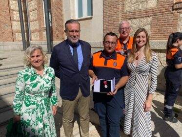 Protección Civil de Alpedrete recibe la medalla del Dos de Mayo Imagen de la noticia Protección Civil de Alpedrete recibe la medalla del Dos de Mayo